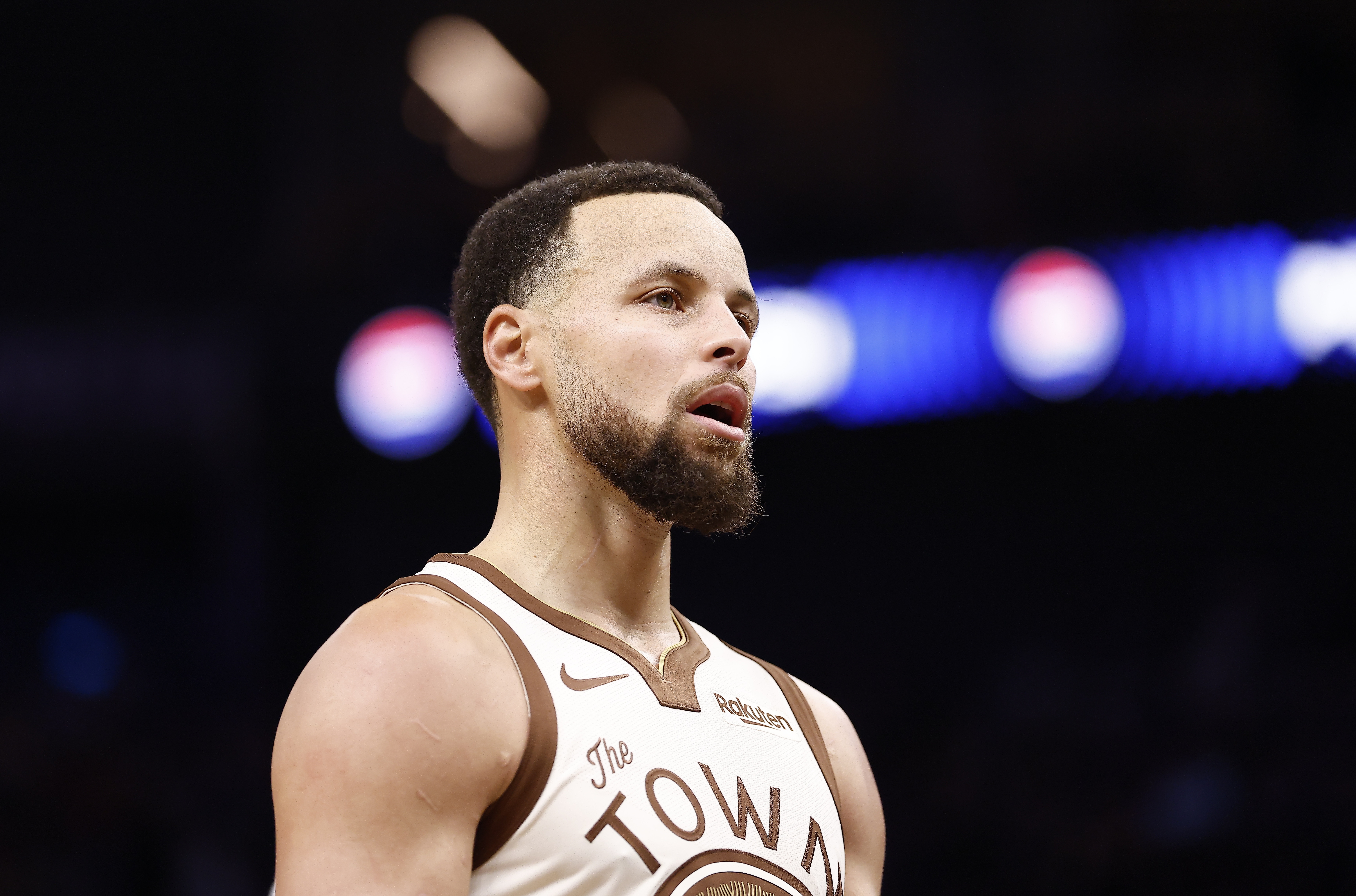 新2备用网址-顶不住！库里首节4中2拿到4分 正负值-14