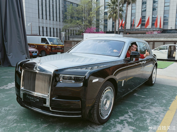 新2足球网址-陈光标赠张雪1300万劳斯莱斯，赞其撑起中国摩托车希望|幻影|赛车|葡萄牙|南京|锦标赛_新浪体育_新浪新闻