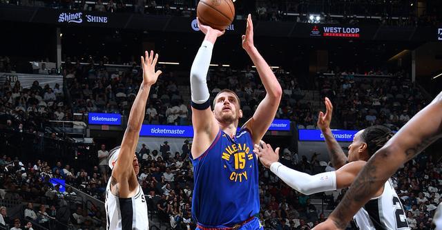 约基奇23+8斯特劳瑟25分 掘金力克马刺豪取12连胜